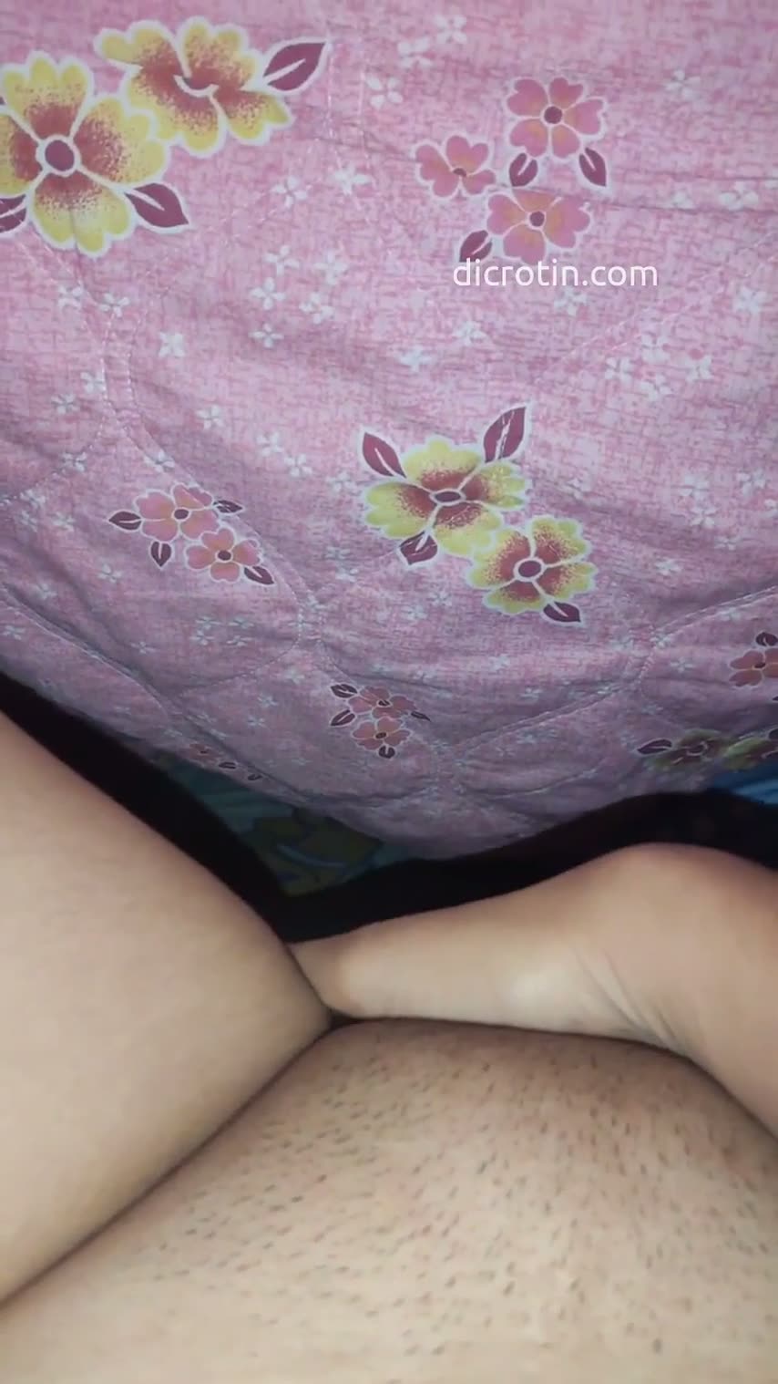 Binor Seksi Masturbasi Di Dalam Selimut