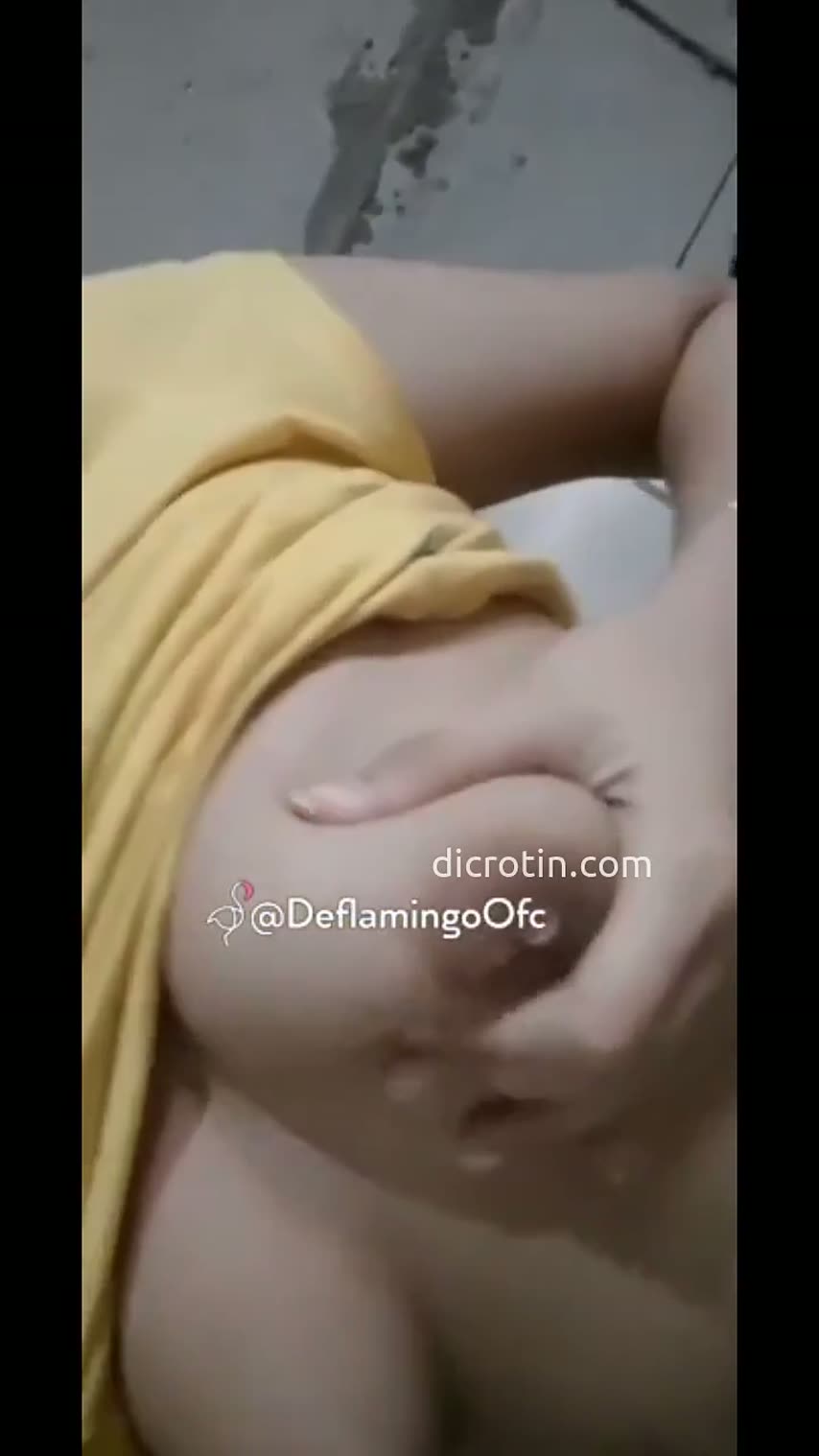 Cantik Baju Kuning Selfie Pamer Puting Teteh
