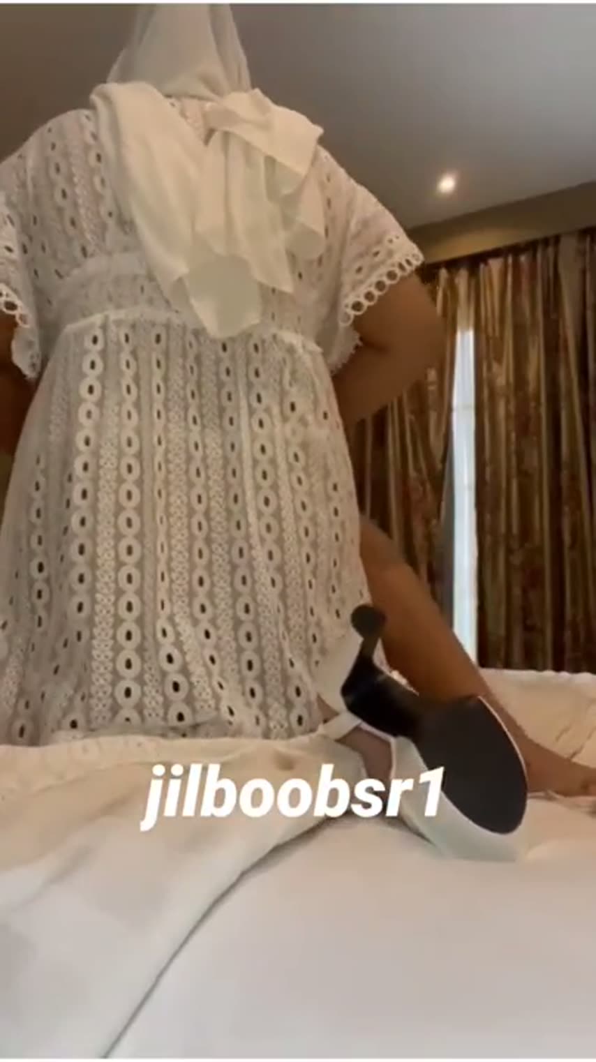 Disepong Tante Jilbab Gak Puas Sama Kontol Suami