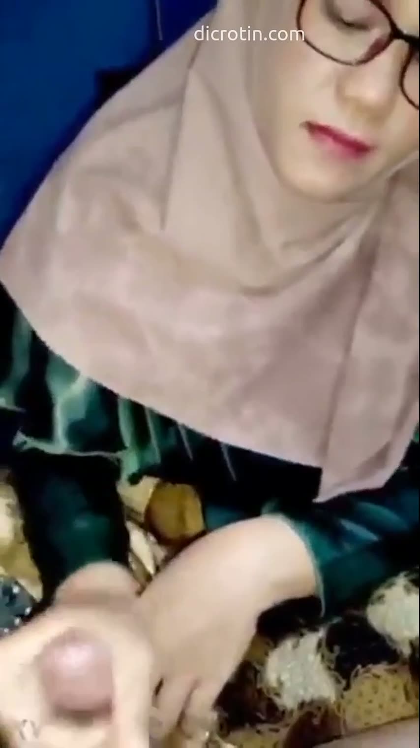 Istri Hijab Lagi Ngambek Disuruh Blowjob