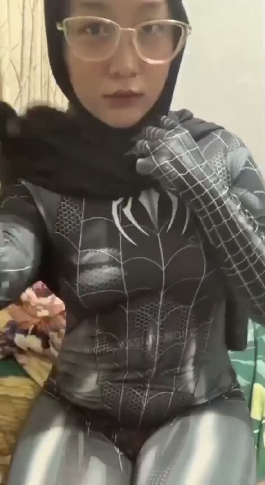 Laras Cewek Jilbab Cosplay Venom Spiderman Colmek