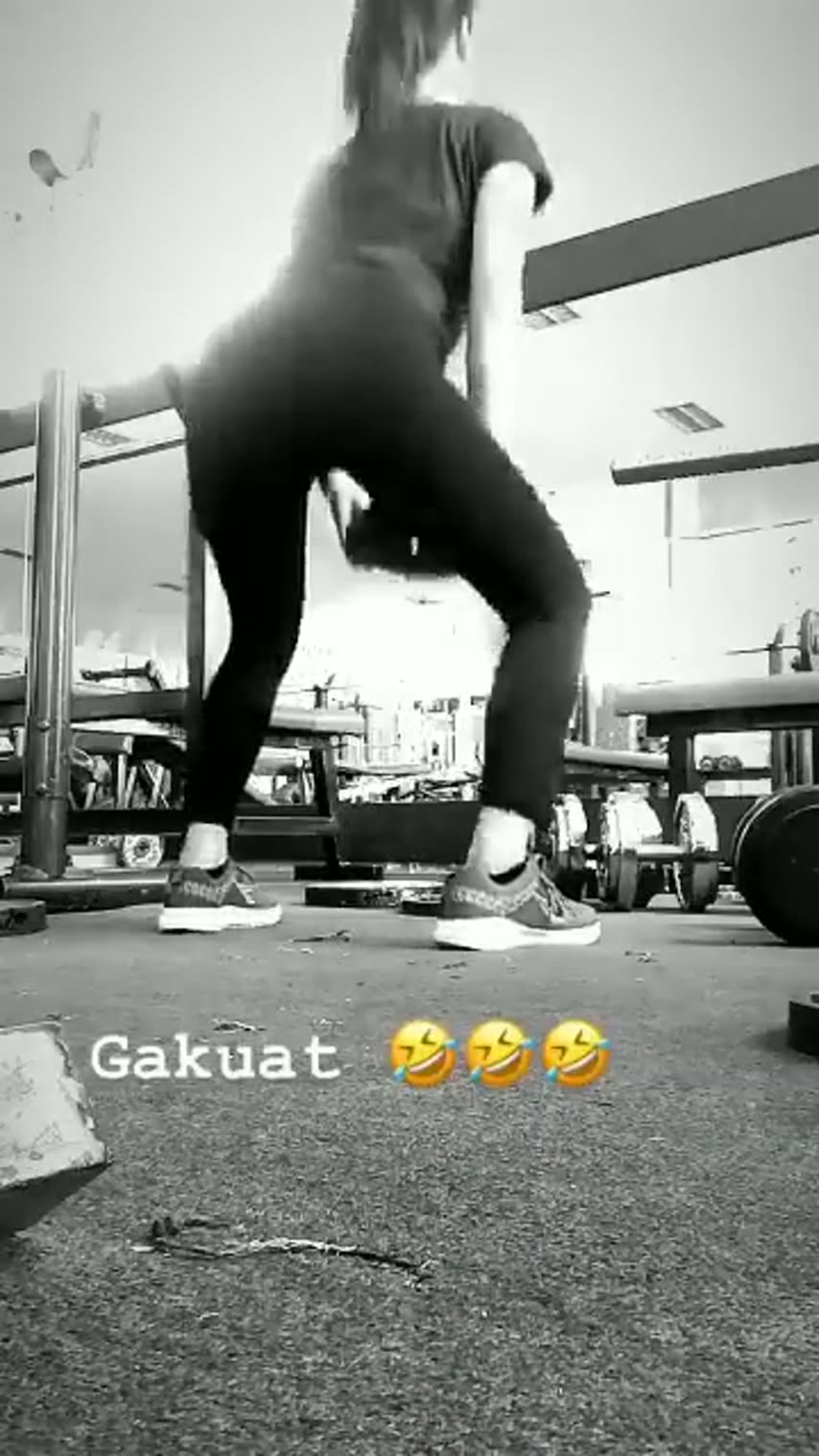 Siskaeee Senam Sambil Bugil
