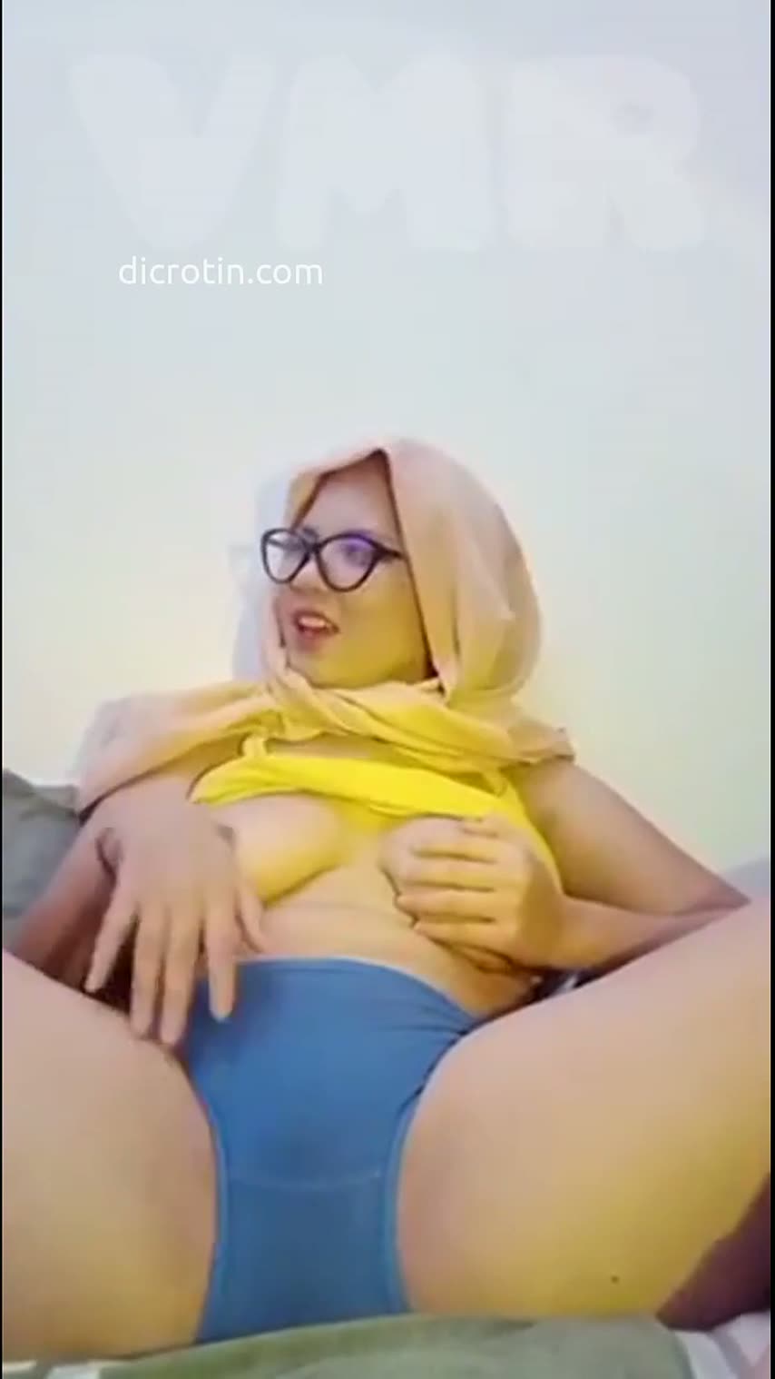 Ukhti Hijab Cantik Colmek Ngangkang Memperlihatkan Meki Pink
