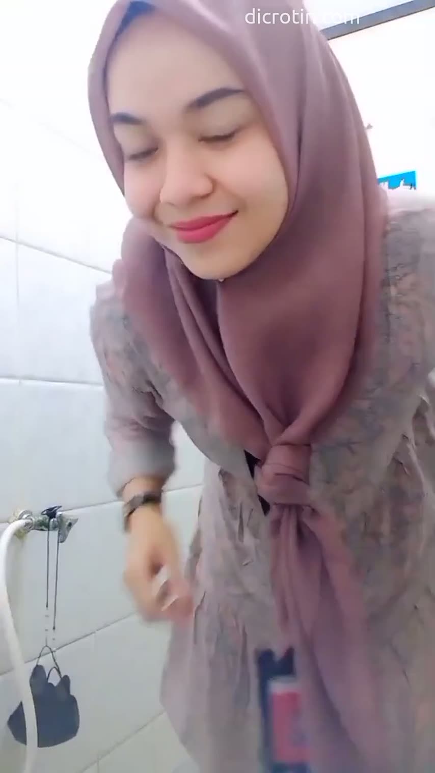 Ukthi Tobrut Colmek Di Kamar Mandi Kantor